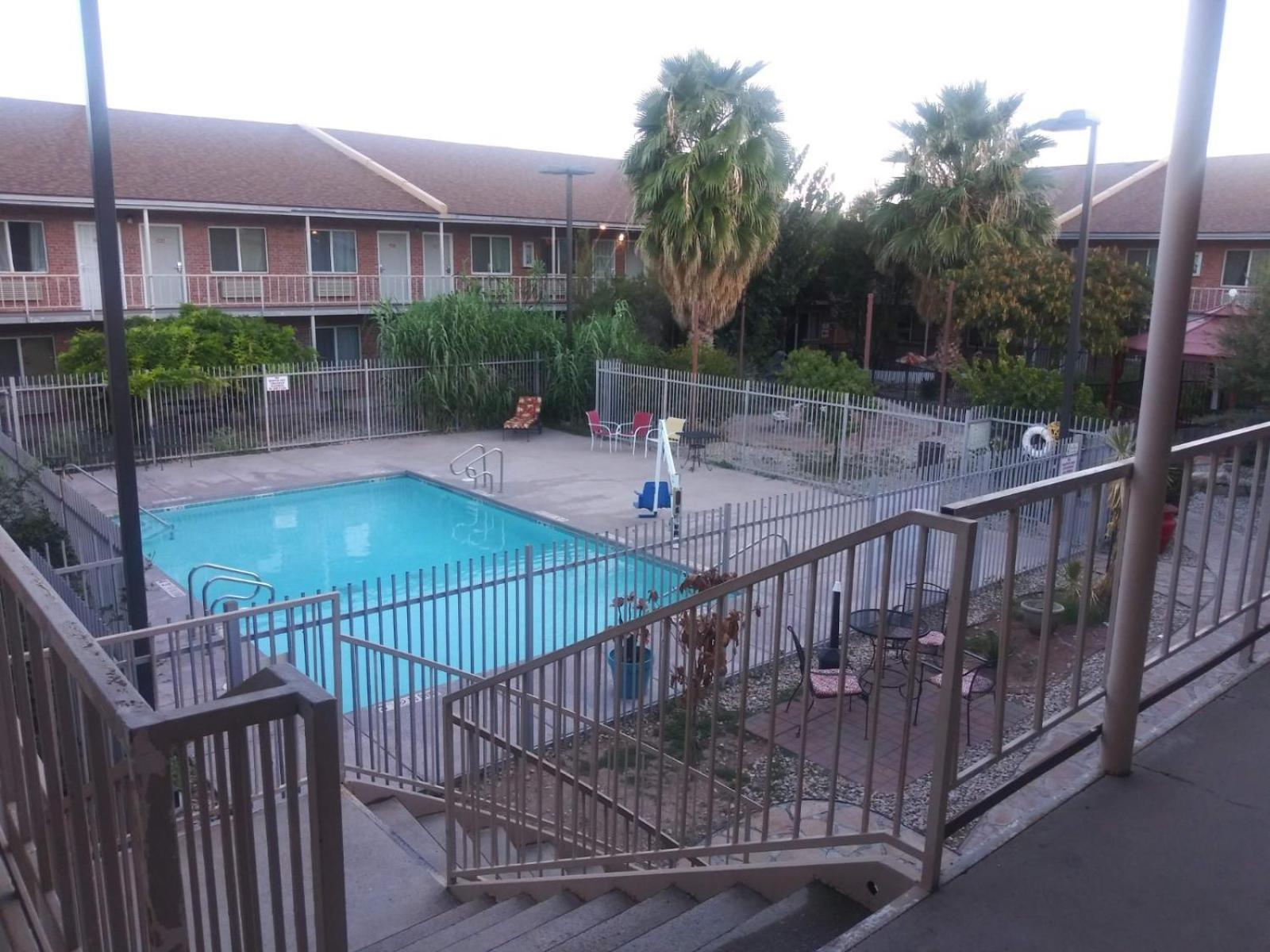Big Chile Inn & Suites Las Cruces Exterior photo