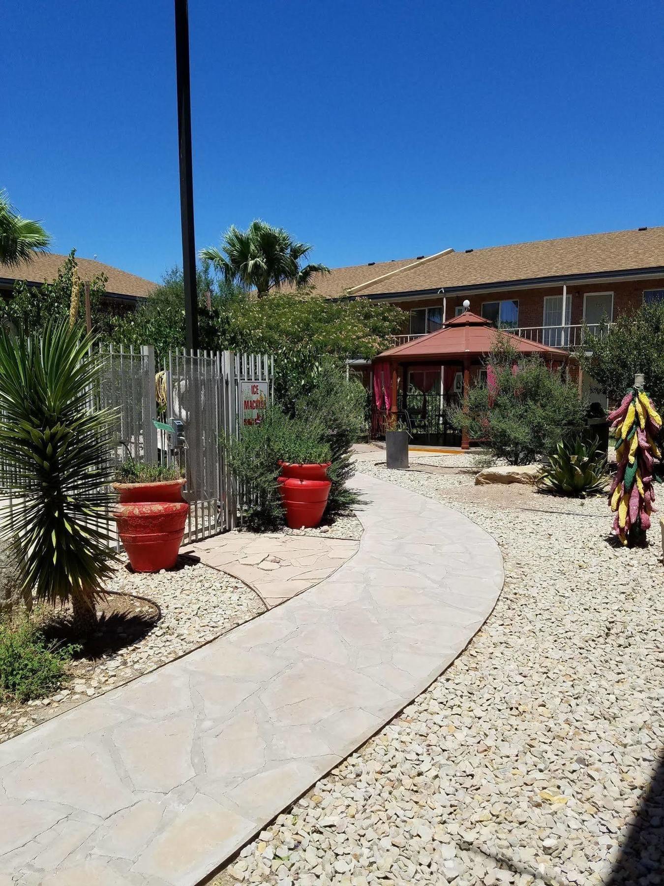 Big Chile Inn & Suites Las Cruces Exterior photo